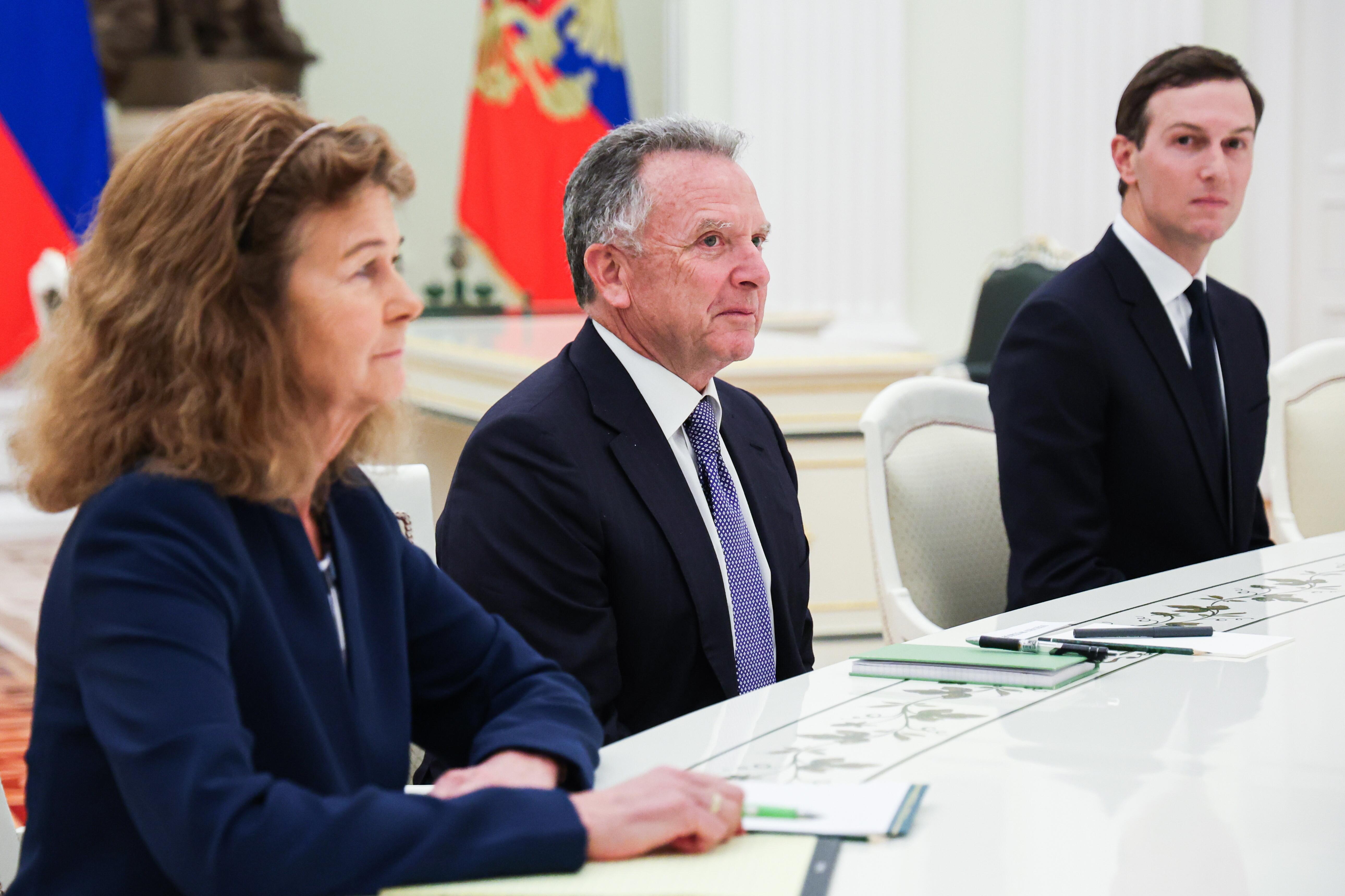 Die US-Unterhändler Steve Witkoff (Mitte) und Jared Kushner erreichten in Moskau vorerst keine konkreten Ergebnisse