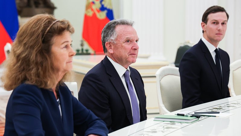 Die US-Unterhändler Steve Witkoff (Mitte) und Jared Kushner erreichten in Moskau vorerst keine konkreten Ergebnisse | Bild: pa/dpa/Alexander Kazakov Die US-Unterhändler Steve Witkoff (Mitte) und Jared Kushner erreichten in Moskau vorerst keine konkreten Ergebnisse