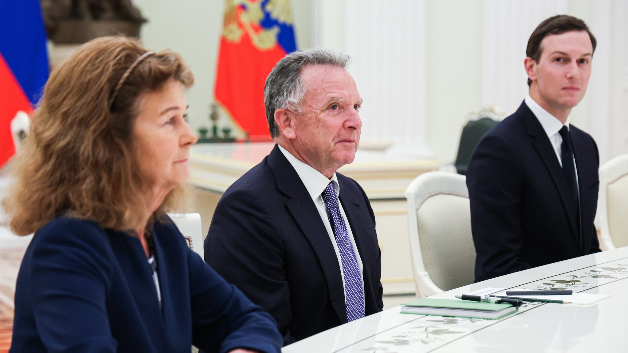 Die US-Unterhändler Steve Witkoff (Mitte) und Jared Kushner erreichten in Moskau vorerst keine konkreten Ergebnisse