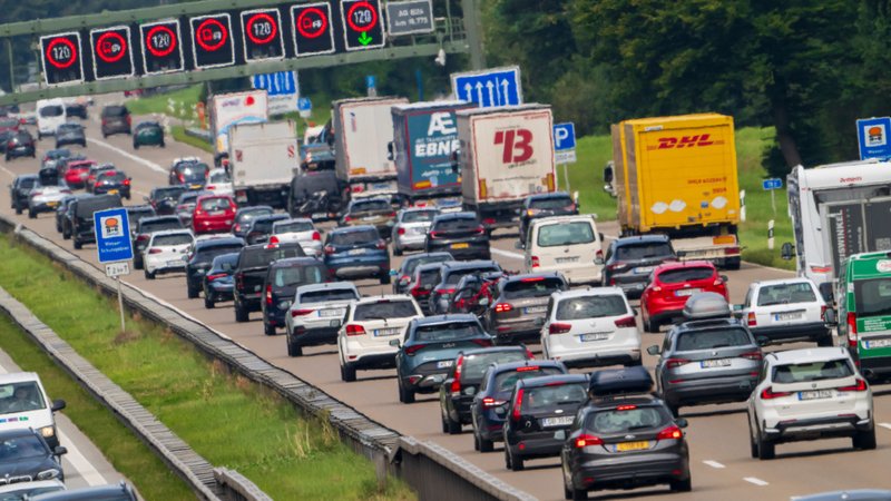 Stau auf der Salzburger Autobahn | Bild: picture alliance/dpa | Peter Kneffel Stau auf der Salzburger Autobahn
