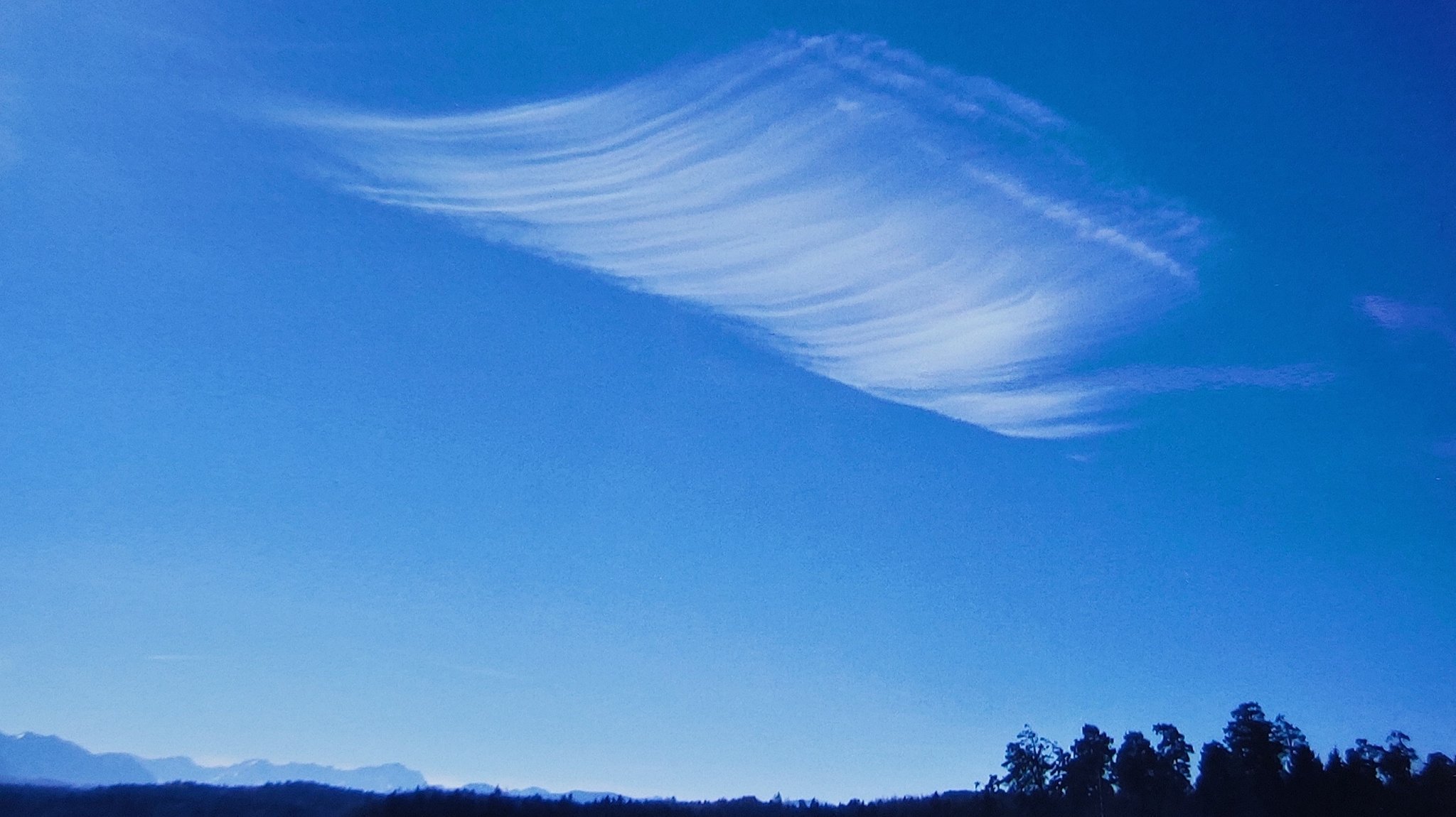 Cirrus homogenitus über den Osterseen
