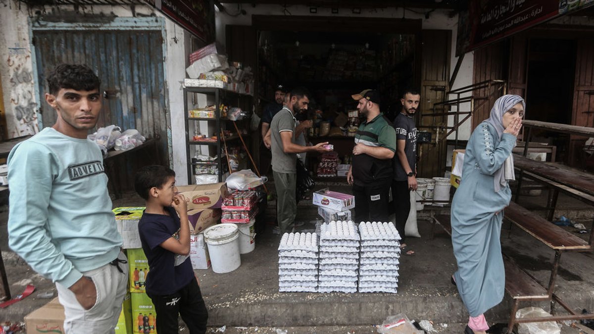 Menschen kaufen auf einem Markt in Gaza Lebensmittel ein