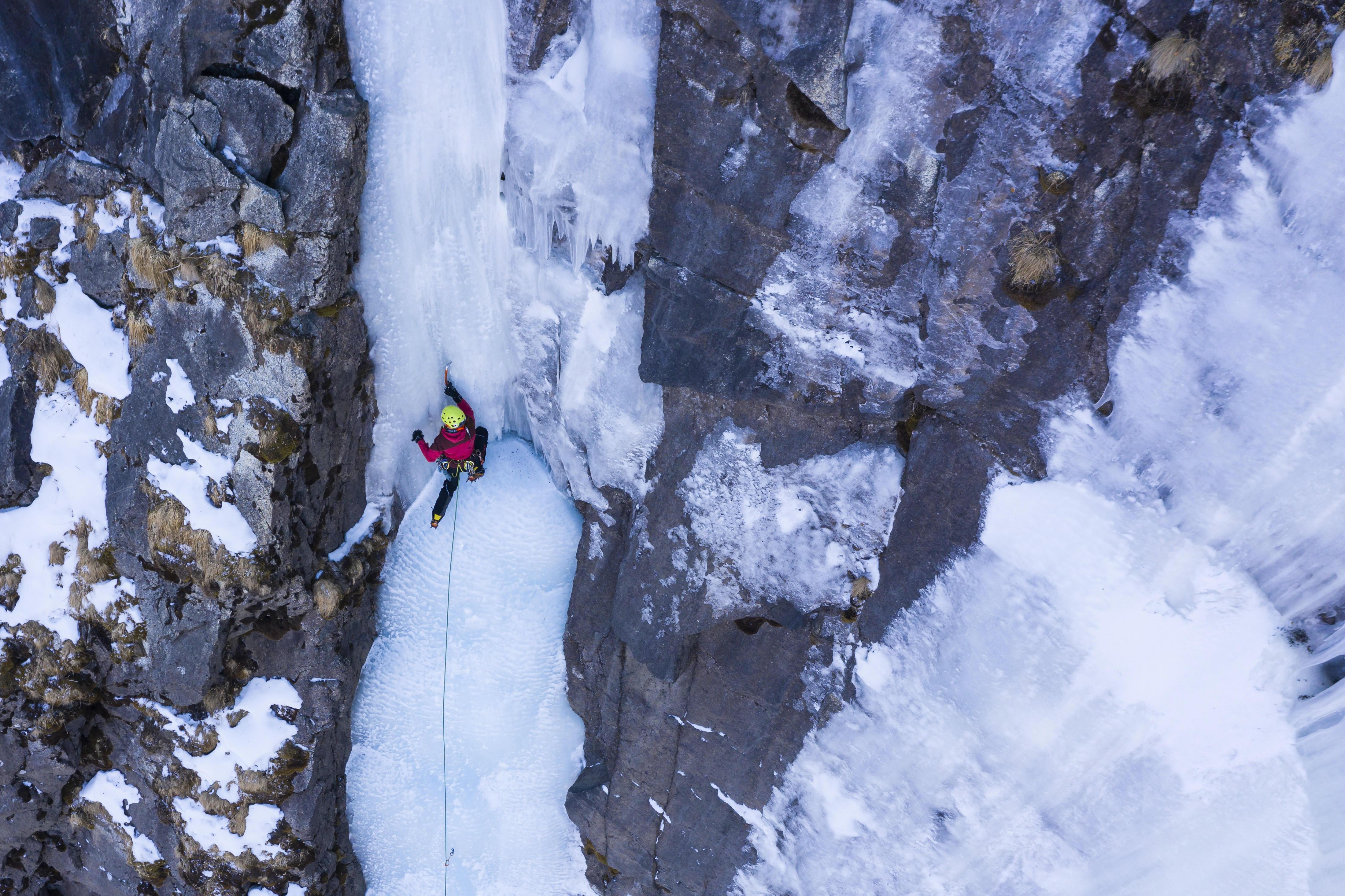 Symbolbild: Eisklettern in gefrorenem Wasserfall
