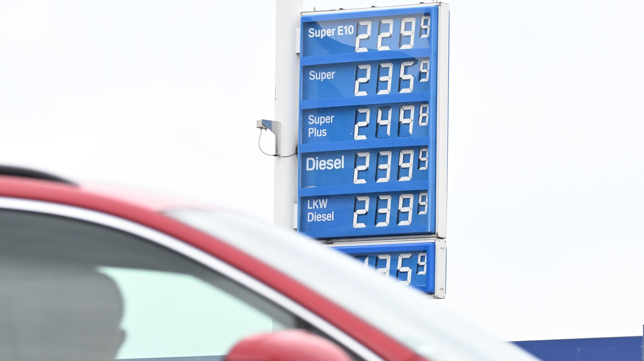 (Symbolbild) Preisschild an einer Tankstelle Ende August 2026.