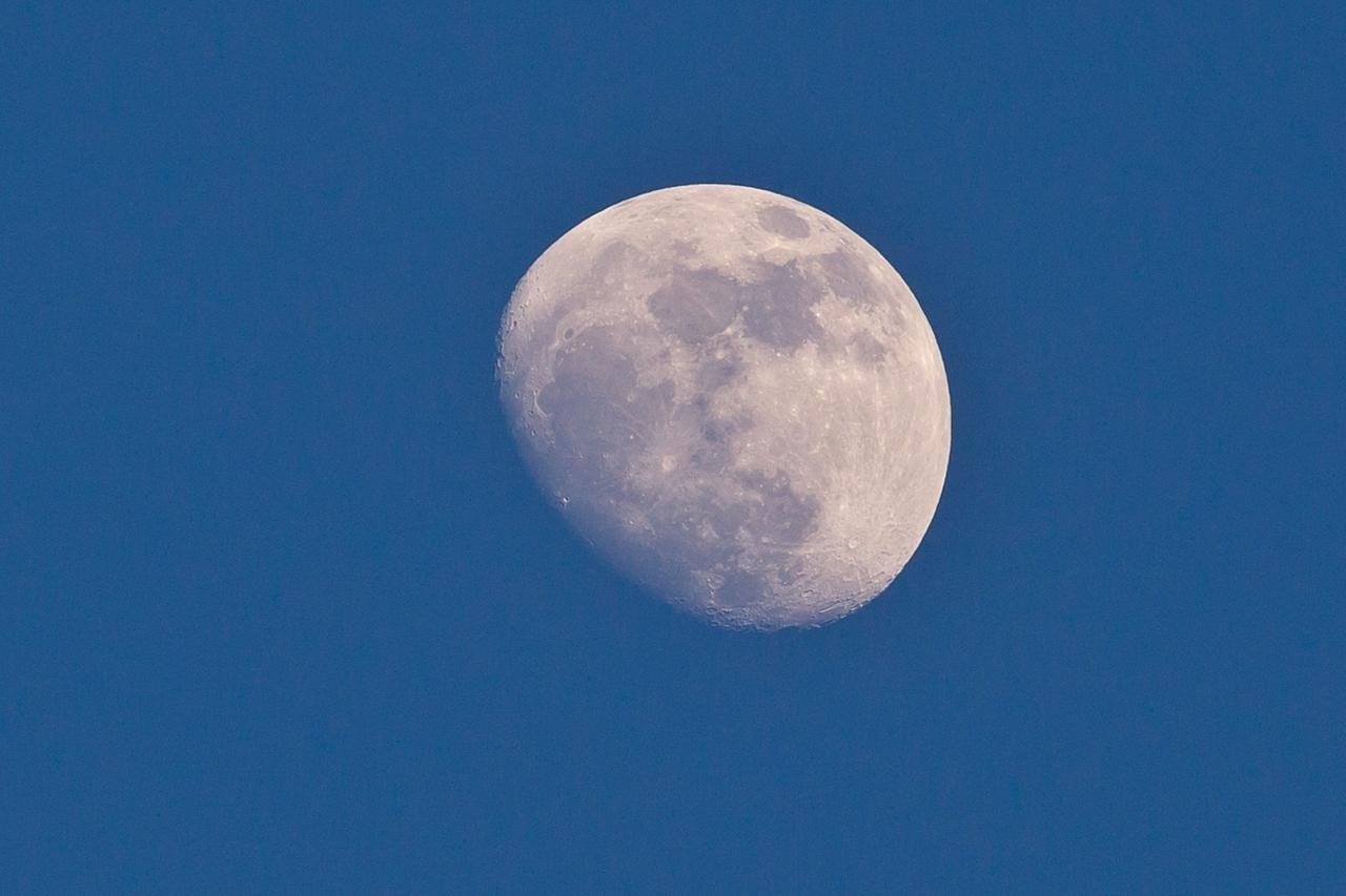 Der Mond am blauen Nachthimmel