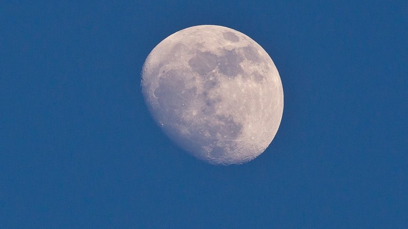 Der Mond am blauen Nachthimmel | Bild: picture-alliance/dpa Der Mond am blauen Nachthimmel