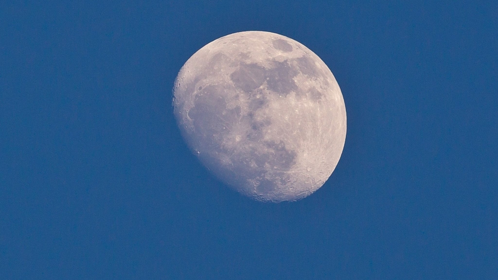 Der Mond am blauen Nachthimmel