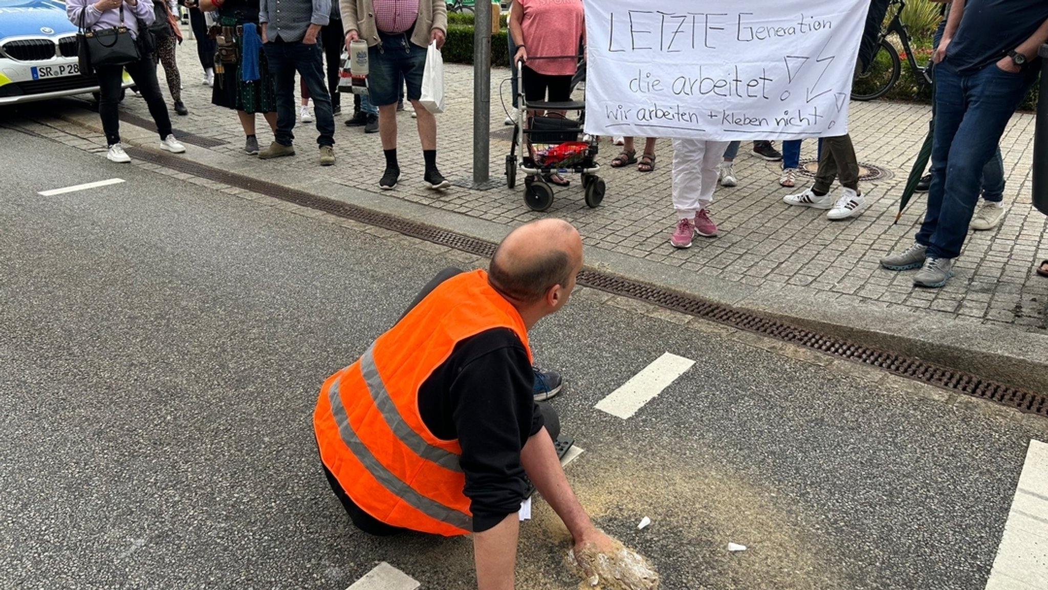 Gegendemonstranten und Passanten machen ihrem Ärger gegen die Klimakleber Luft