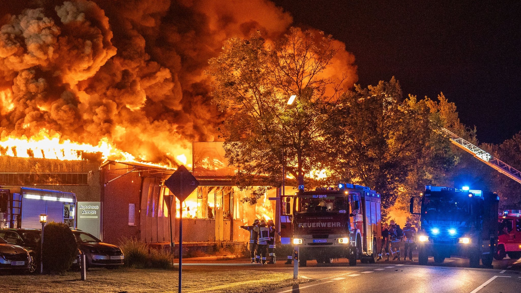 Großbrand in Trieb: Tausende Särge gehen in Flammen auf 