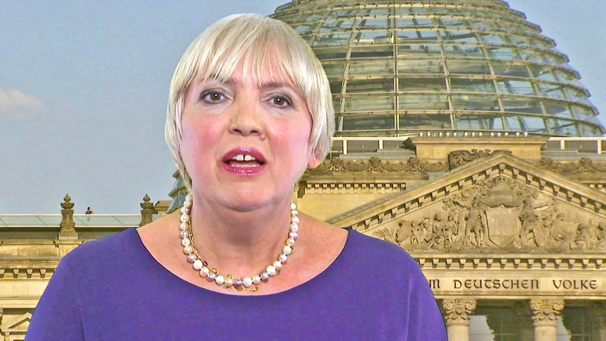 Die Grünen kämpfen noch um die richtige Strategie. Die bayerische Spitzenkandidaten der Grünen, Claudia Roth, im Gespräch.