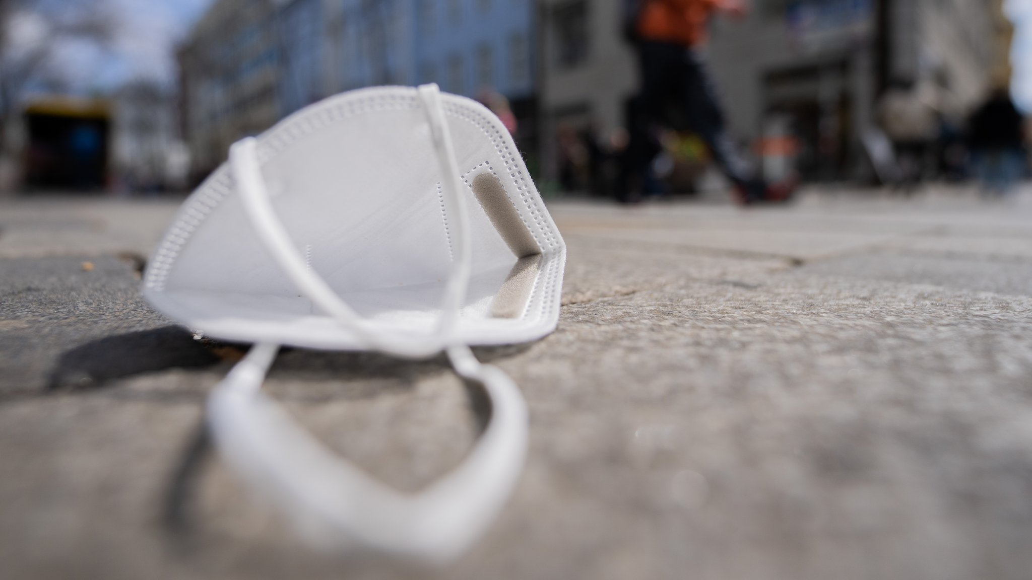 Eine FFP2-Maske auf einer Straße in Wien, am Freitag, 15. April 2022