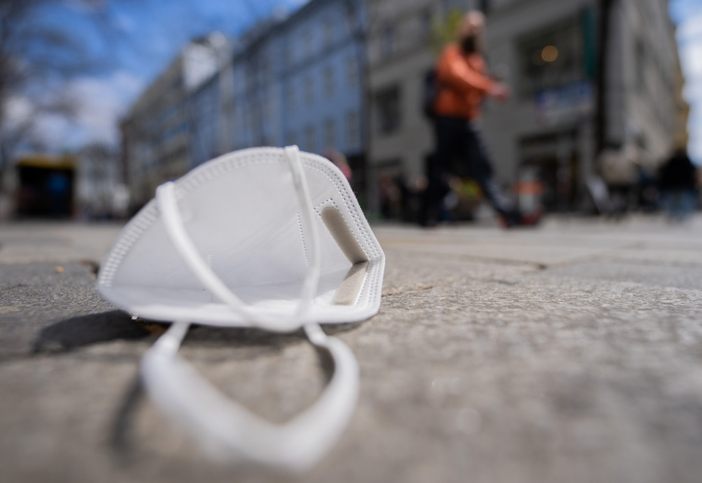 Eine FFP2-Maske auf einer Straße in Wien, am Freitag, 15. April 2022