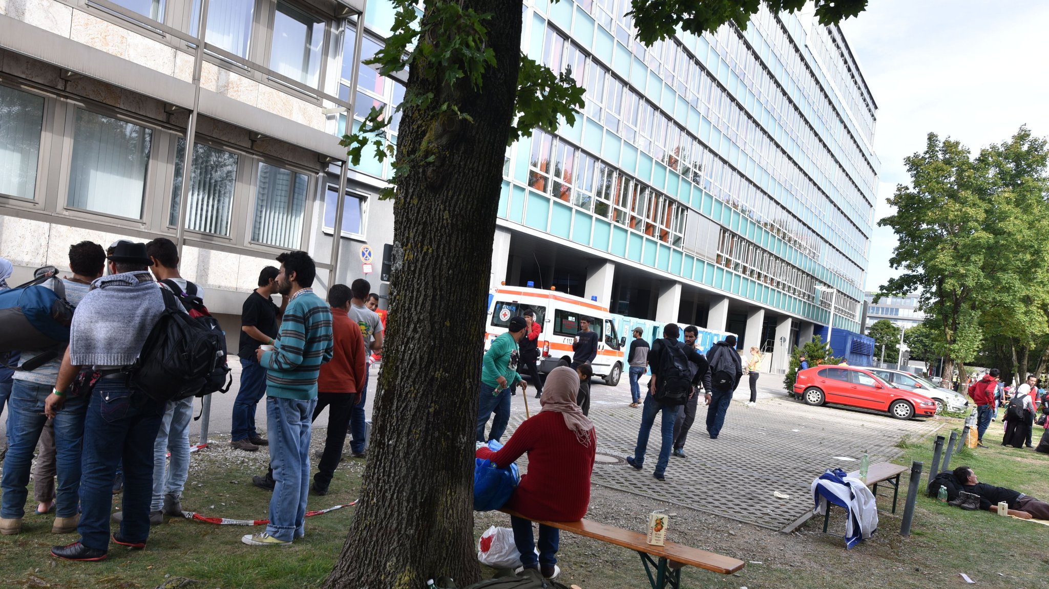 Ankommende Geflüchtete am Rande einer provisorischen Zeltstadt in München | Bild: picture alliance / SZ Photo | Catherina Hess Ankommende Geflüchtete am Rande einer provisorischen Zeltstadt in München