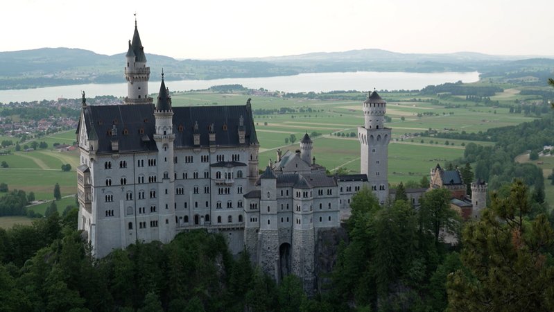 Das Schloss Neuschwanstein soll Welterbe werden - bei einem Bürgerentscheid in der Gemeinde Schwangau hat sich die Mehrheit für die Bewerbung bei der Unesco ausgesprochen.