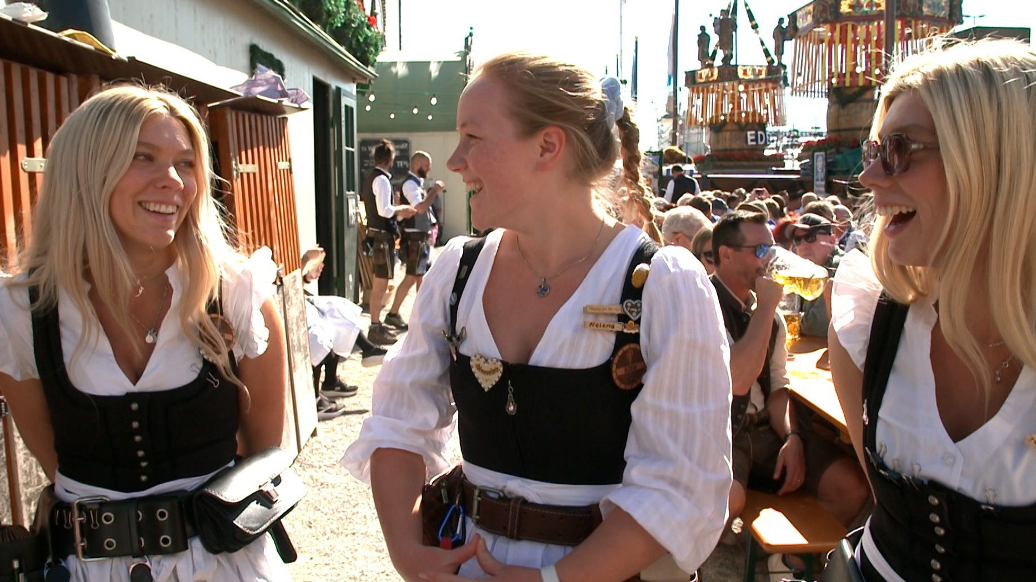 Die Lebensretterinnen und Wiesenbedienungen im Augustinerbiergarten Daria, Helena und Frieda. | Bild: BR/Achim Hepers Die Lebensretterinnen und Wiesenbedienungen im Augustinerbiergarten Daria, Helena und Frieda.
