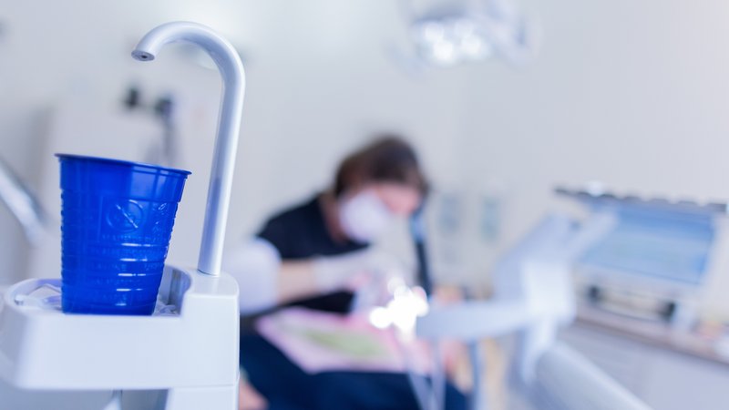 Eine Zahnarzthelferin führt an einer Patientin eine Zahnreinigung durch | Bild: picture alliance/dpa | Rolf Vennenbernd Eine Zahnarzthelferin führt an einer Patientin eine Zahnreinigung durch