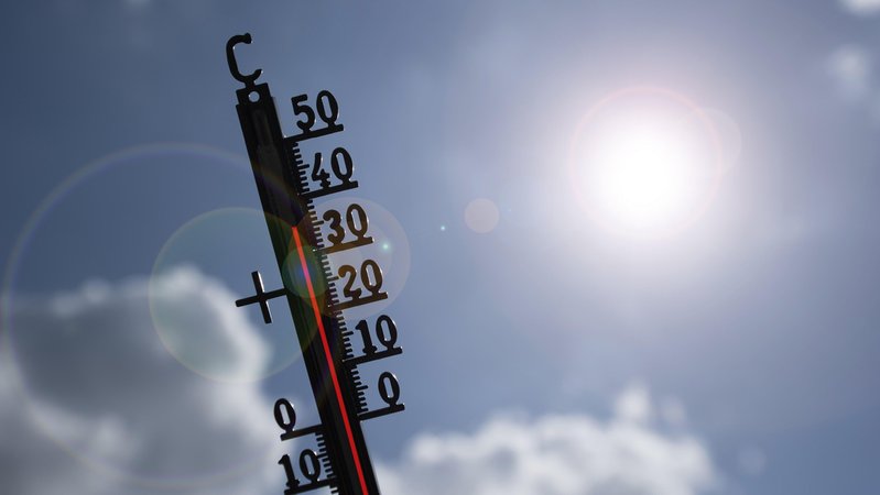 (Symbolbild) Ein Thermometer zeigt 35 Grad Celsius. | Bild: picture alliance / imageBROKER | Michael Weber (Symbolbild) Ein Thermometer zeigt 35 Grad Celsius.