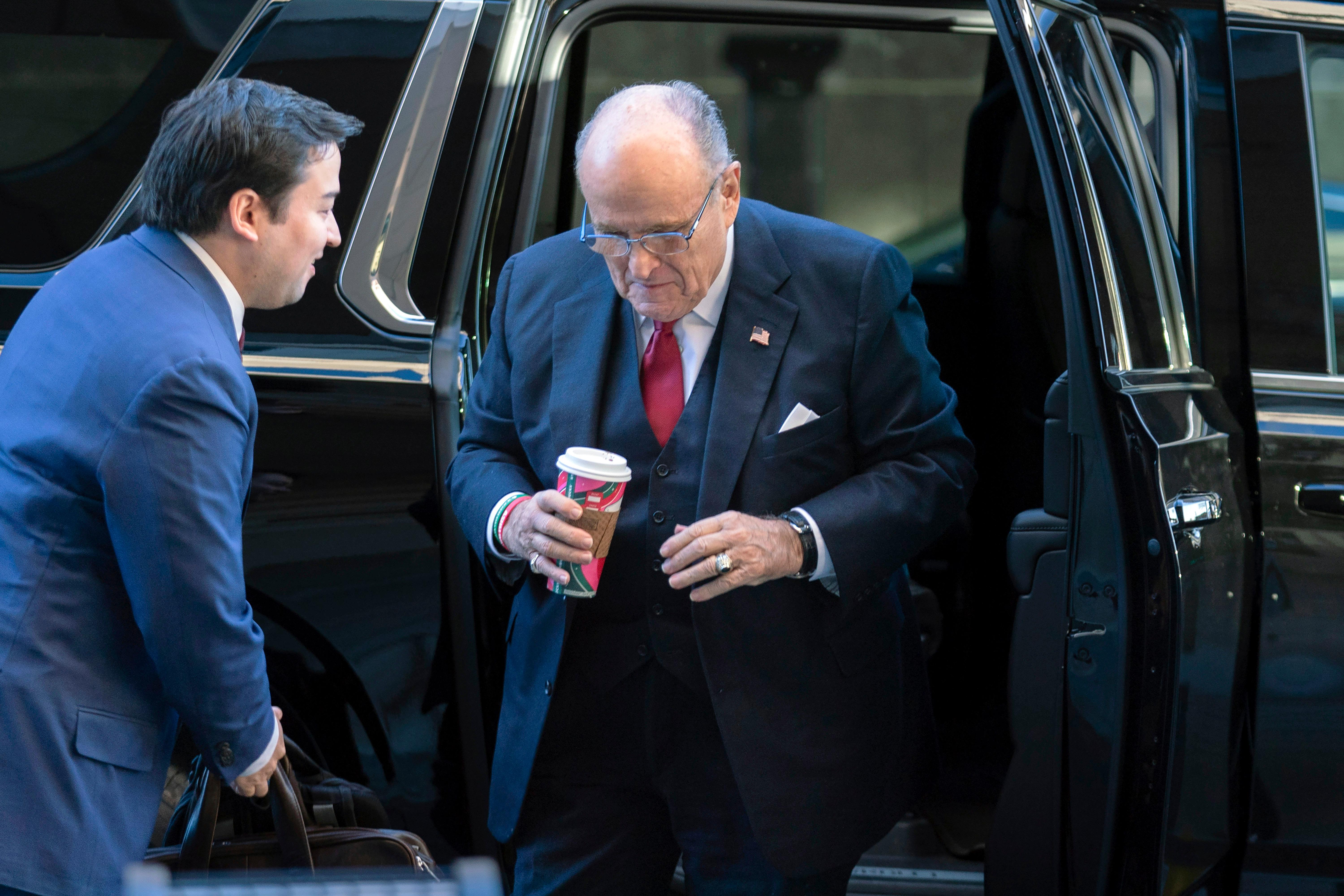 Rudy Giuliani vor einem Gerichtsgebäude in Washington am 15.12.2023.