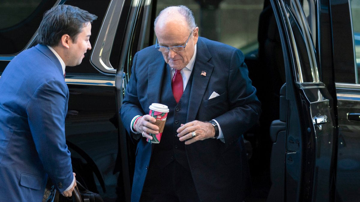 Rudy Giuliani vor einem Gerichtsgebäude in Washington am 15.12.2023.