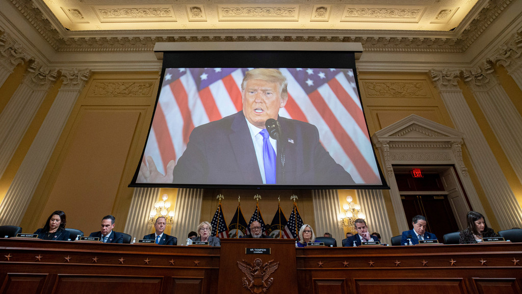 Ein Video von Donald Trump wird im Untersuchungsausschuss des Kongresses gezeigt.