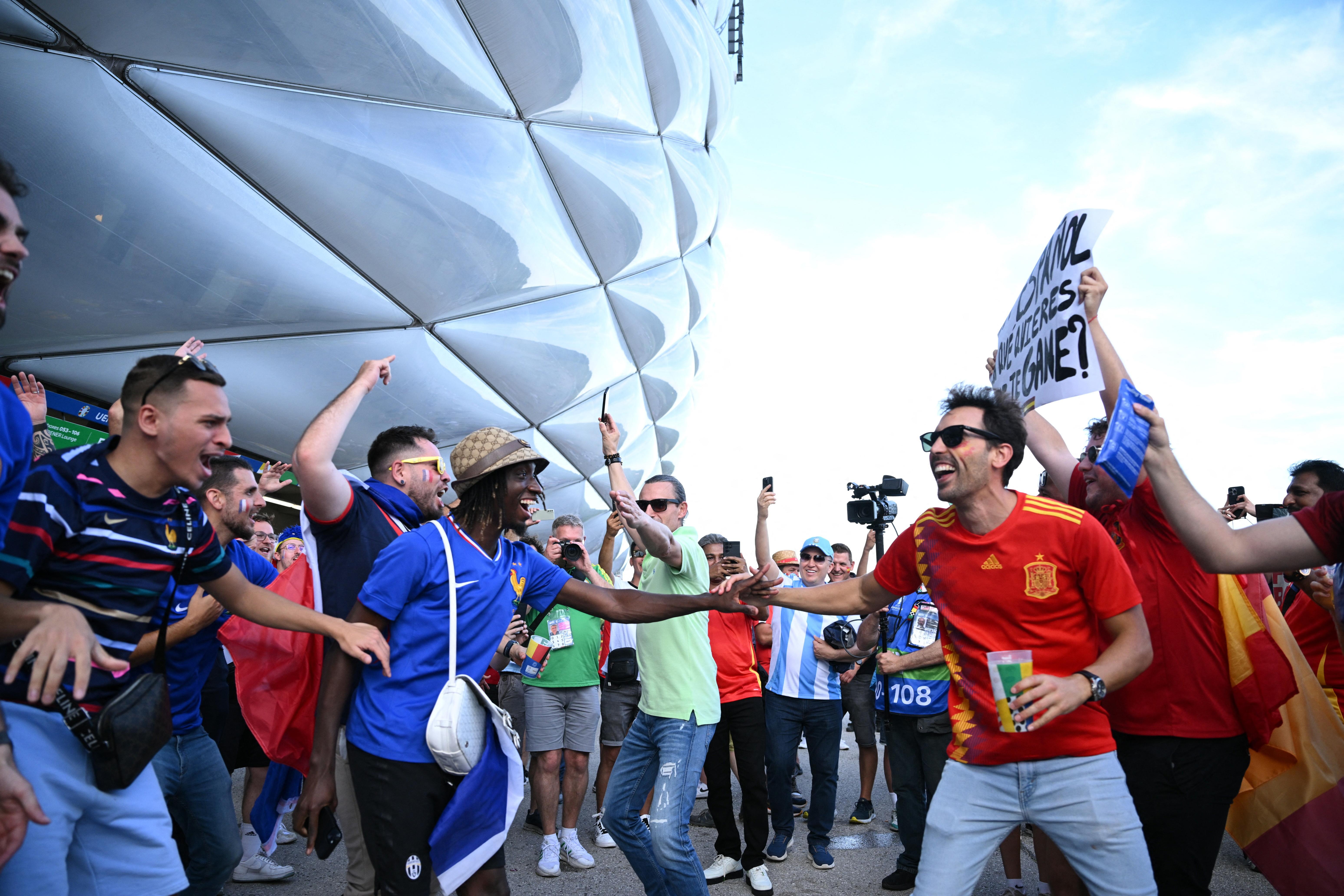 Fans beider Teams an der Münchner Arena.