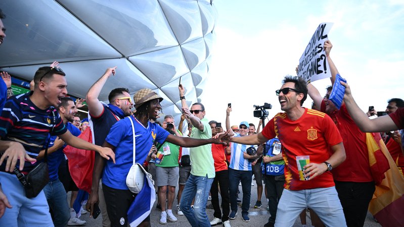 Fans beider Teams an der Münchner Arena. | Bild: REUTERS/Annegret Hilse Fans beider Teams an der Münchner Arena.