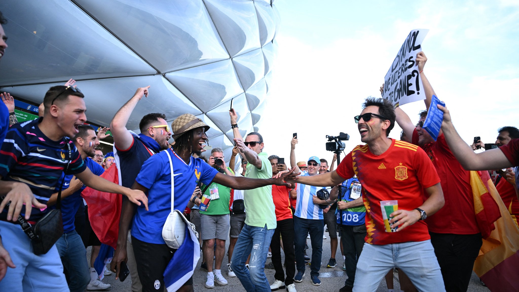 Fans beider Teams an der Münchner Arena.