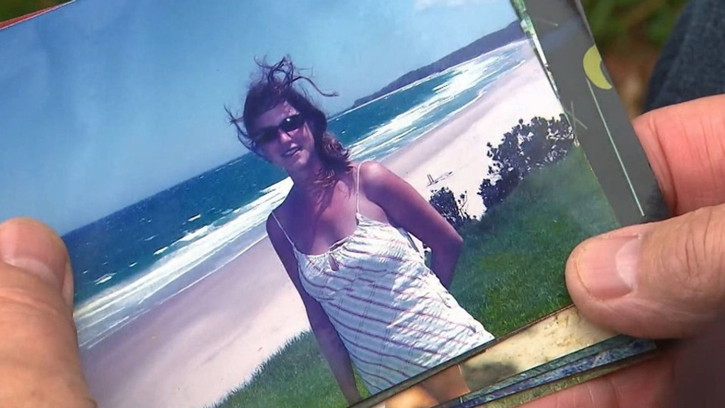 Ein Foto zeigt die ermordete 25-jährige Simone Strobel nahe eines Strandes.