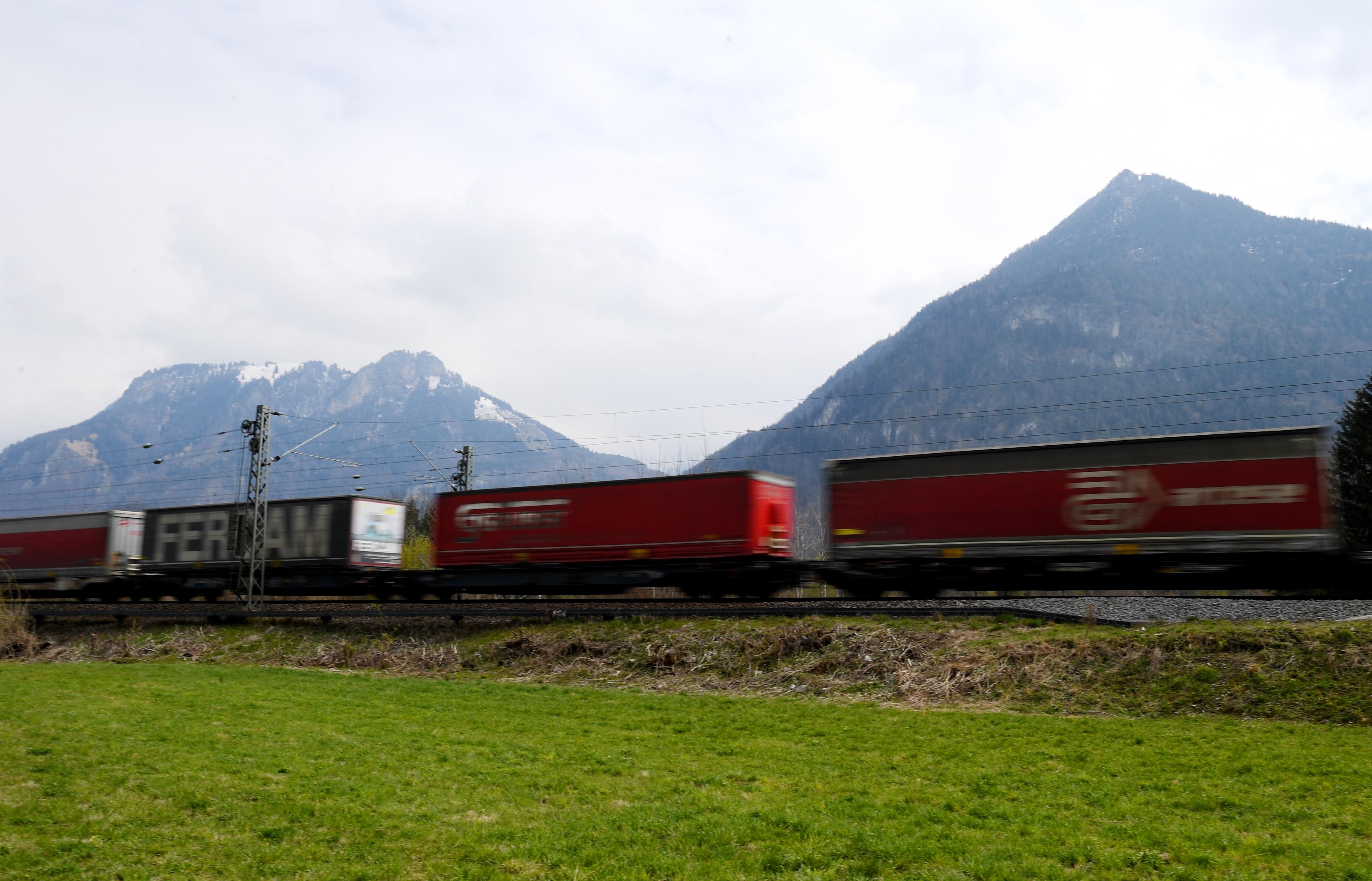 Güterzug fährt durch das Inntal (Symbolbild)
