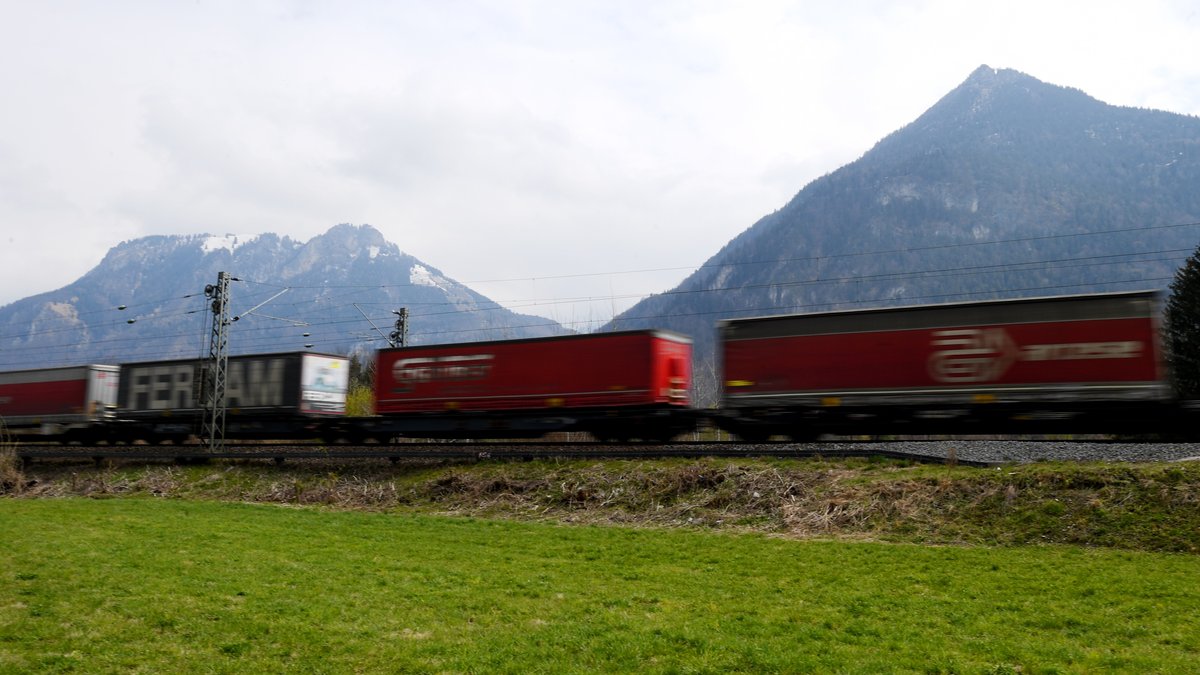 Güterzug fährt durch das Inntal (Symbolbild)