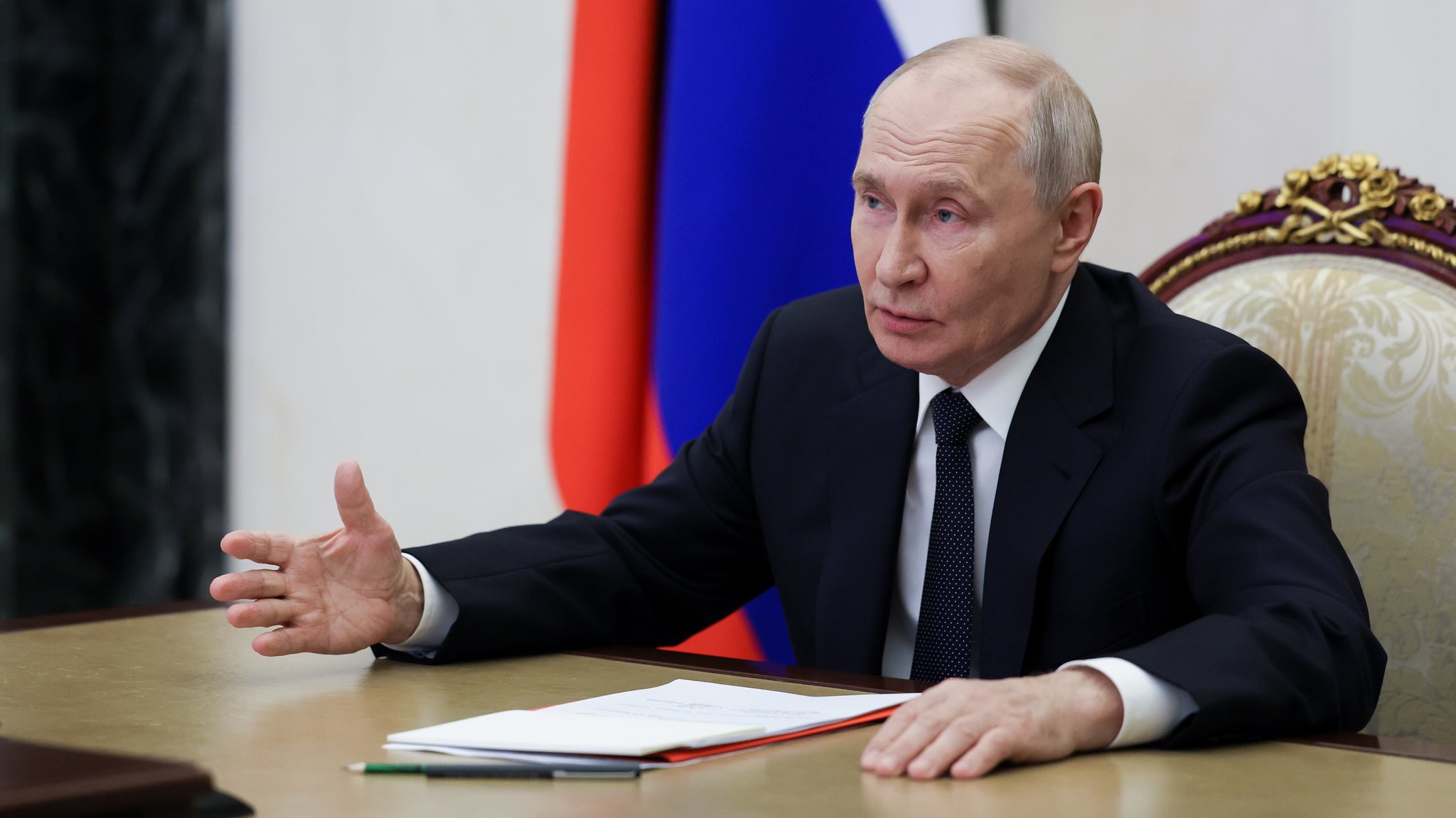 Der 74-jährige russische Präsident am Schreibtisch | Bild: Vyacheslav Prokofyev/Picture Alliance Der 74-jährige russische Präsident am Schreibtisch