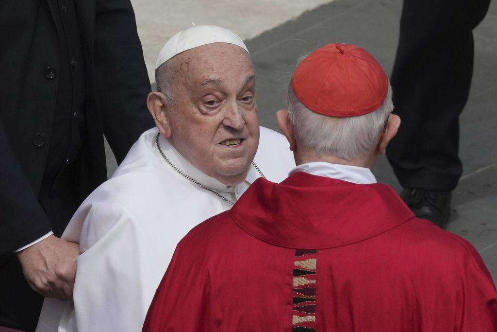 13.04.2025, Vatikan, Vatikanstadt: Papst Franziskus kommt am Ende der Messe am Palmsonntag auf dem Petersplatz an. Foto: Alessandra Tarantino/AP/dpa +++ dpa-Bildfunk +++