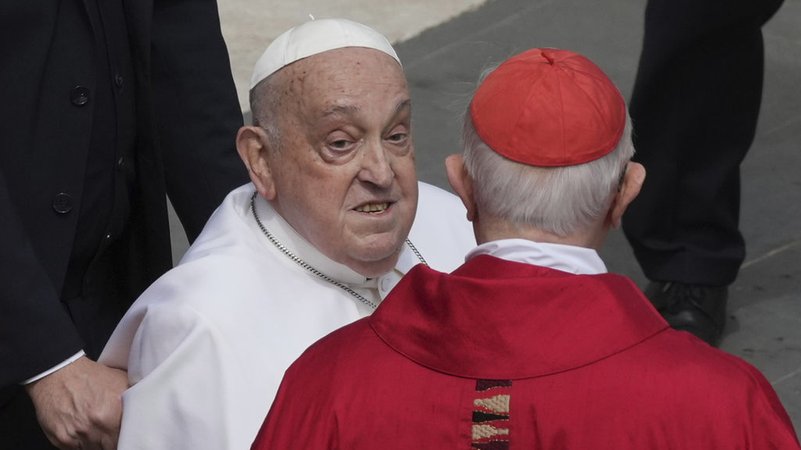 13.04.2025, Vatikan, Vatikanstadt: Papst Franziskus kommt am Ende der Messe am Palmsonntag auf dem Petersplatz an. Foto: Alessandra Tarantino/AP/dpa +++ dpa-Bildfunk +++ | Bild: dpa-Bildfunk/Alessandra Tarantino 13.04.2025, Vatikan, Vatikanstadt: Papst Franziskus kommt am Ende der Messe am Palmsonntag auf dem Petersplatz an. Foto: Alessandra Tarantino/AP/dpa +++ dpa-Bildfunk +++