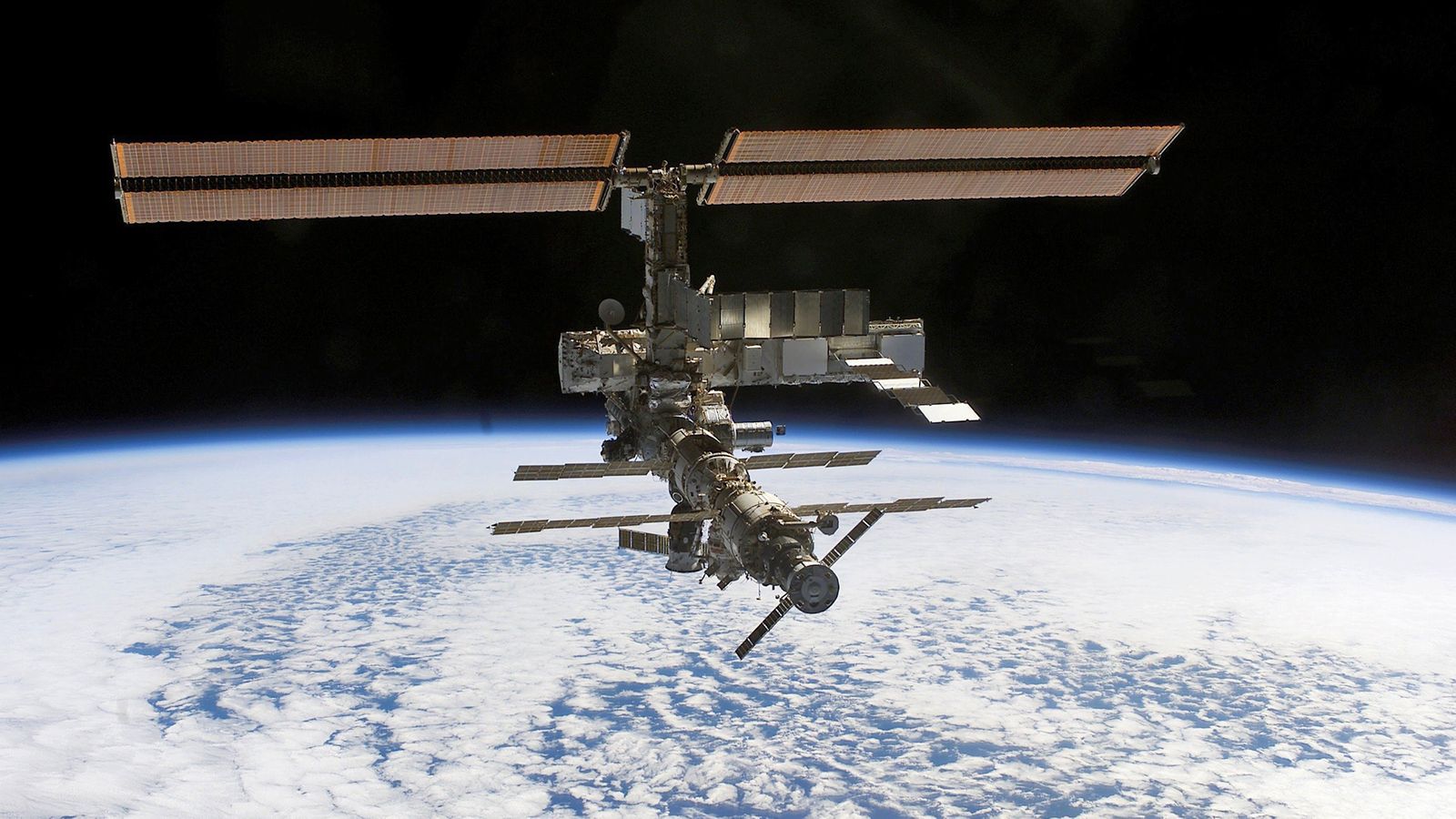 ISS-Trümmer könnten die Erde treffen: Was bekannt ist | BR24