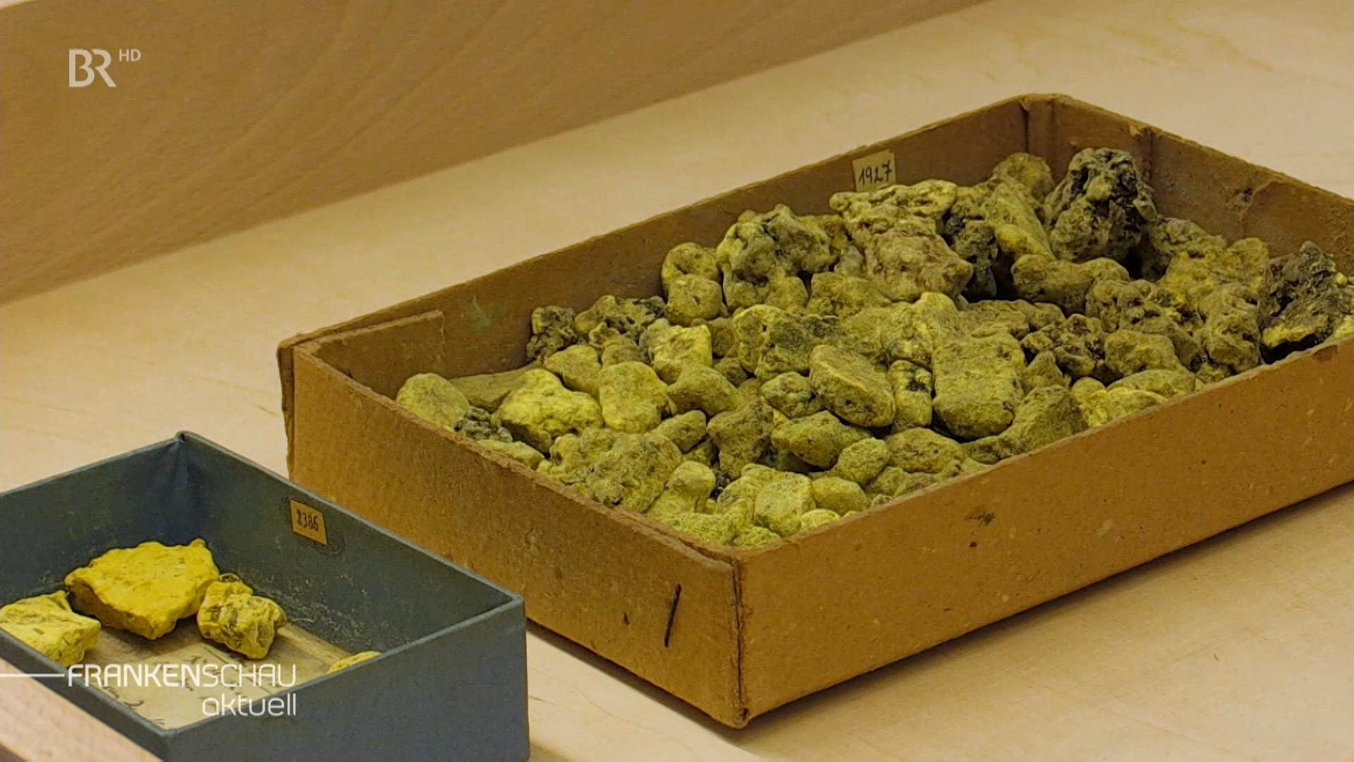 Gelbliche Steine in einer Schachtel