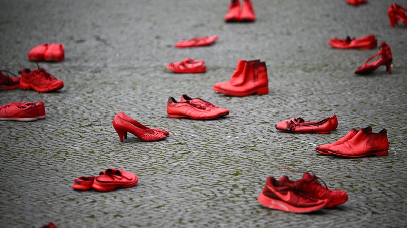 25.11.2024, Berlin: Rote Schuhe stehen anlässlich des Internationalen Tags für die Beseitigung von Gewalt gegen Frauen am Rathaus Tiergarten. | Bild: dpa-Bildfunk/Sebastian Gollnow 25.11.2024, Berlin: Rote Schuhe stehen anlässlich des Internationalen Tags für die Beseitigung von Gewalt gegen Frauen am Rathaus Tiergarten.