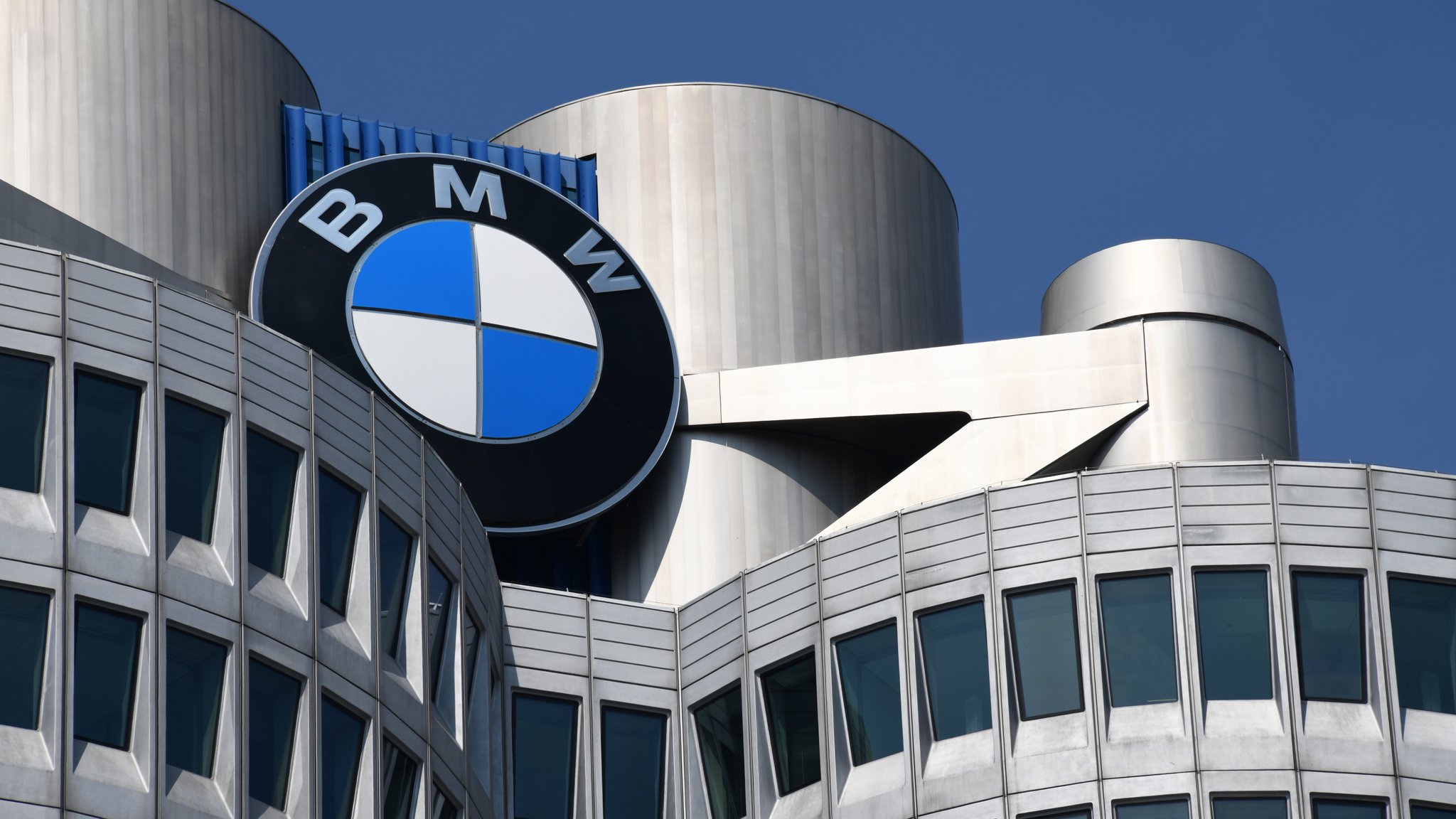 Das BMW-Hochhaus in München mit seinem markantem Logo. | Bild: stock.adobe.com/nmann77 Das BMW-Hochhaus in München mit seinem markantem Logo.