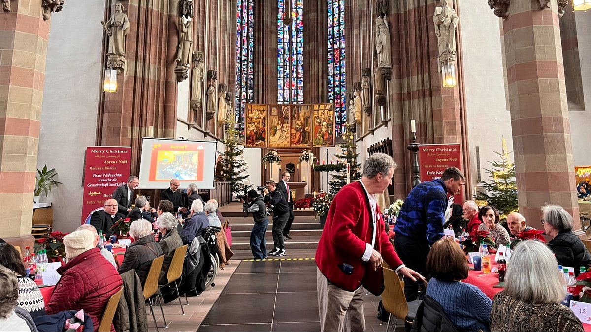 Traditionelles Weihnachtsessen der christlichen Gemeinschaft Sant'Egidio in der Würzburger Marienkapelle 