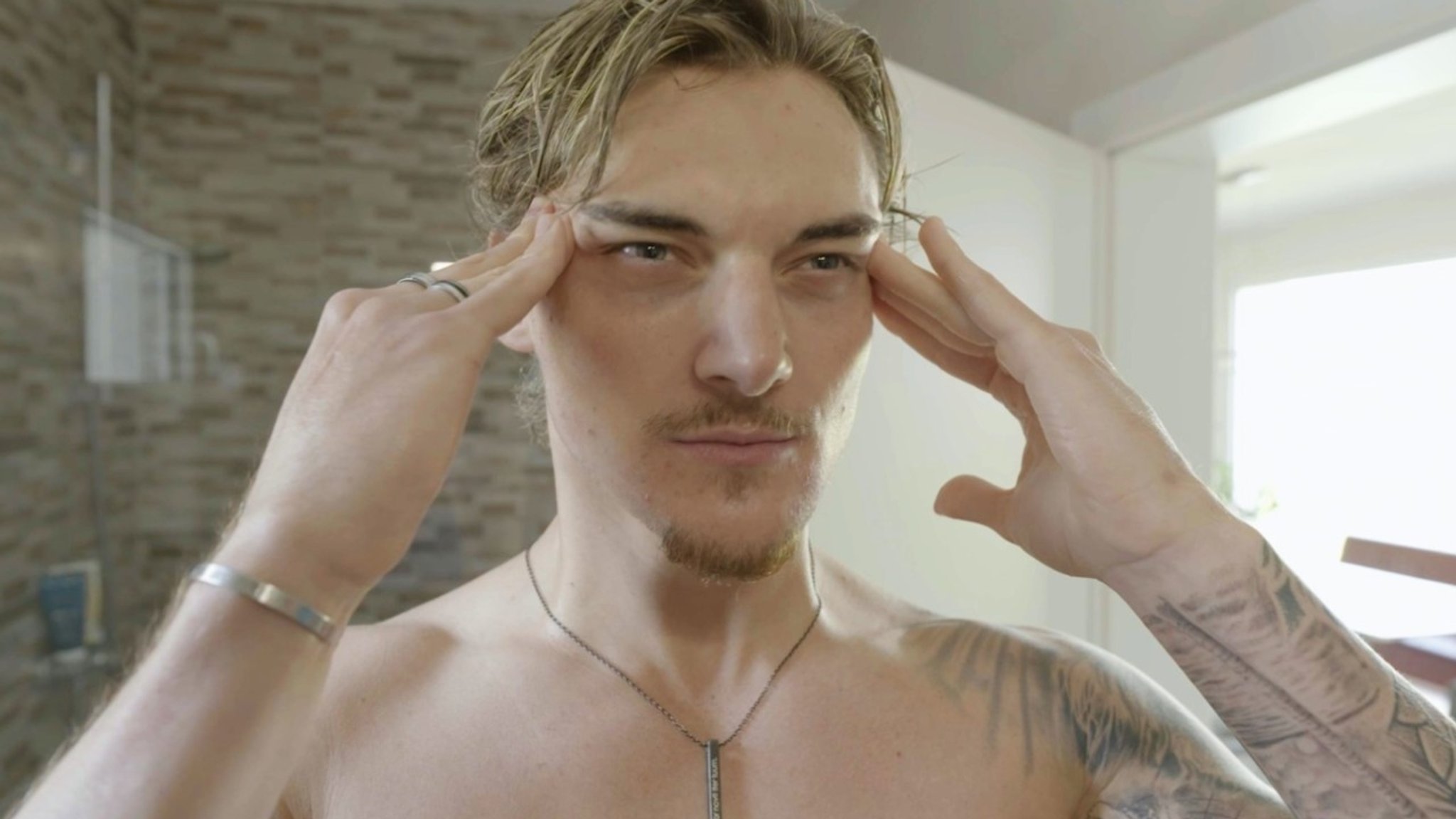 Durch Übungen wie diese will Looksmaxxer Marvin das Gesicht männlicher formen.