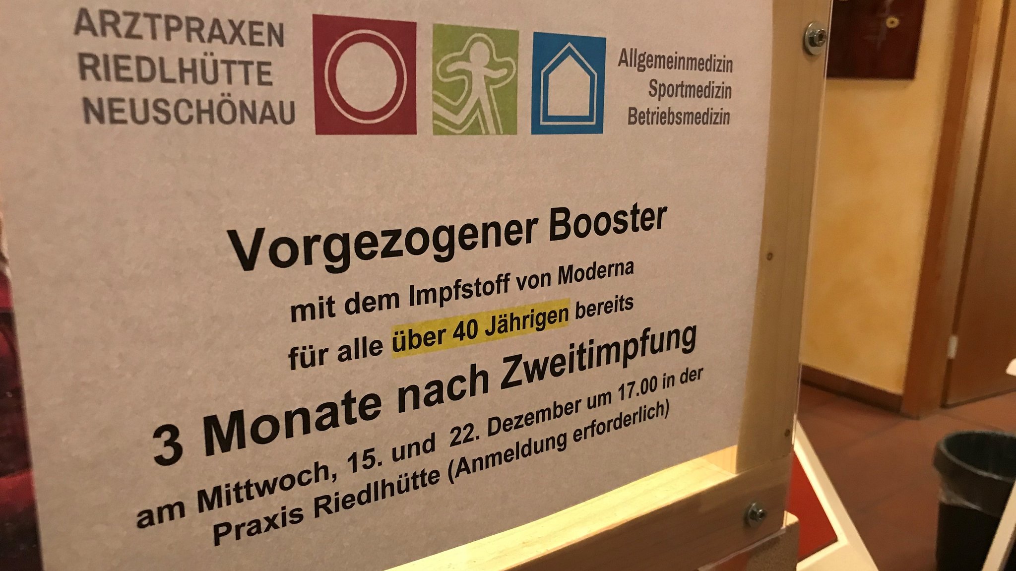 Ein Hinweisschild auf eine Booster-Impfung drei Monate nach der Zweitimpfung