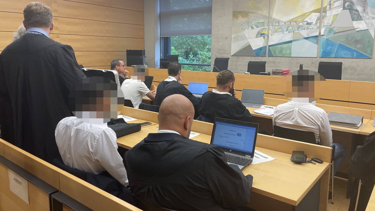 Drei junge Männer müssen sich seit heute wegen Online-Betrugs vor dem Würzburger Landgericht verantworten.
