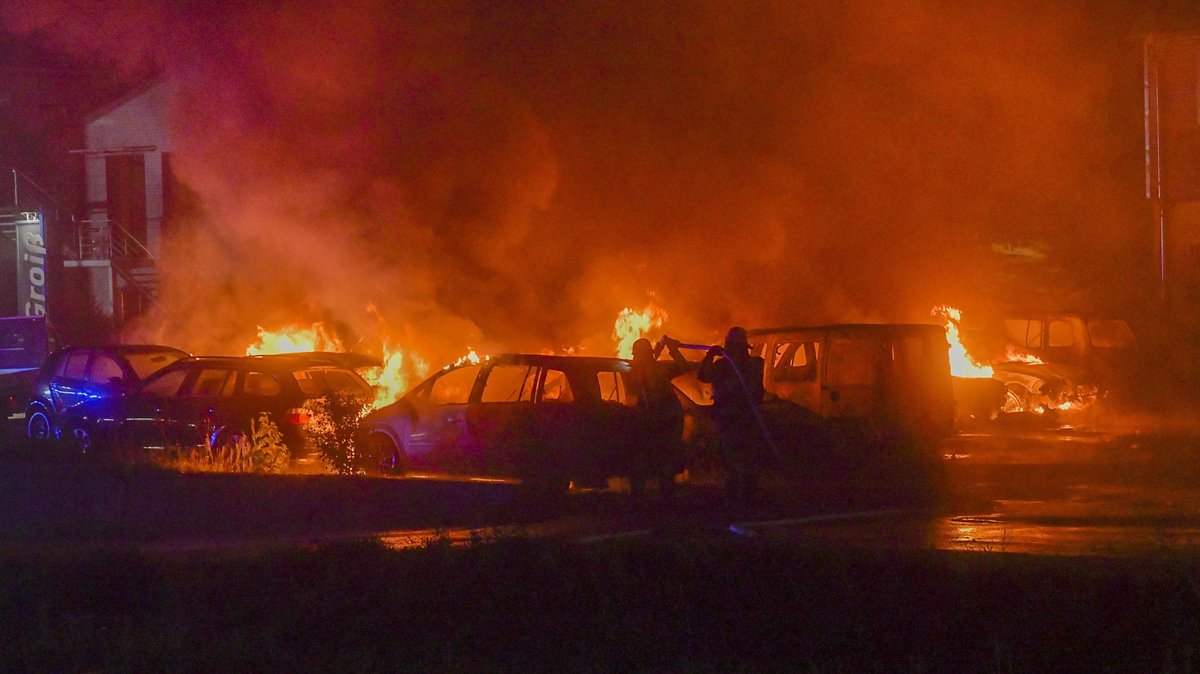 Foto vom Brandort: Feuerwehrleute kämpfen gegen die Flammen.