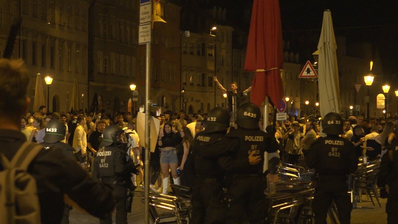 Rund 300 Randalierer lieferten sich ab Mitternacht größere Ausschreitungen mit Polizei und Ordnungskräften.
