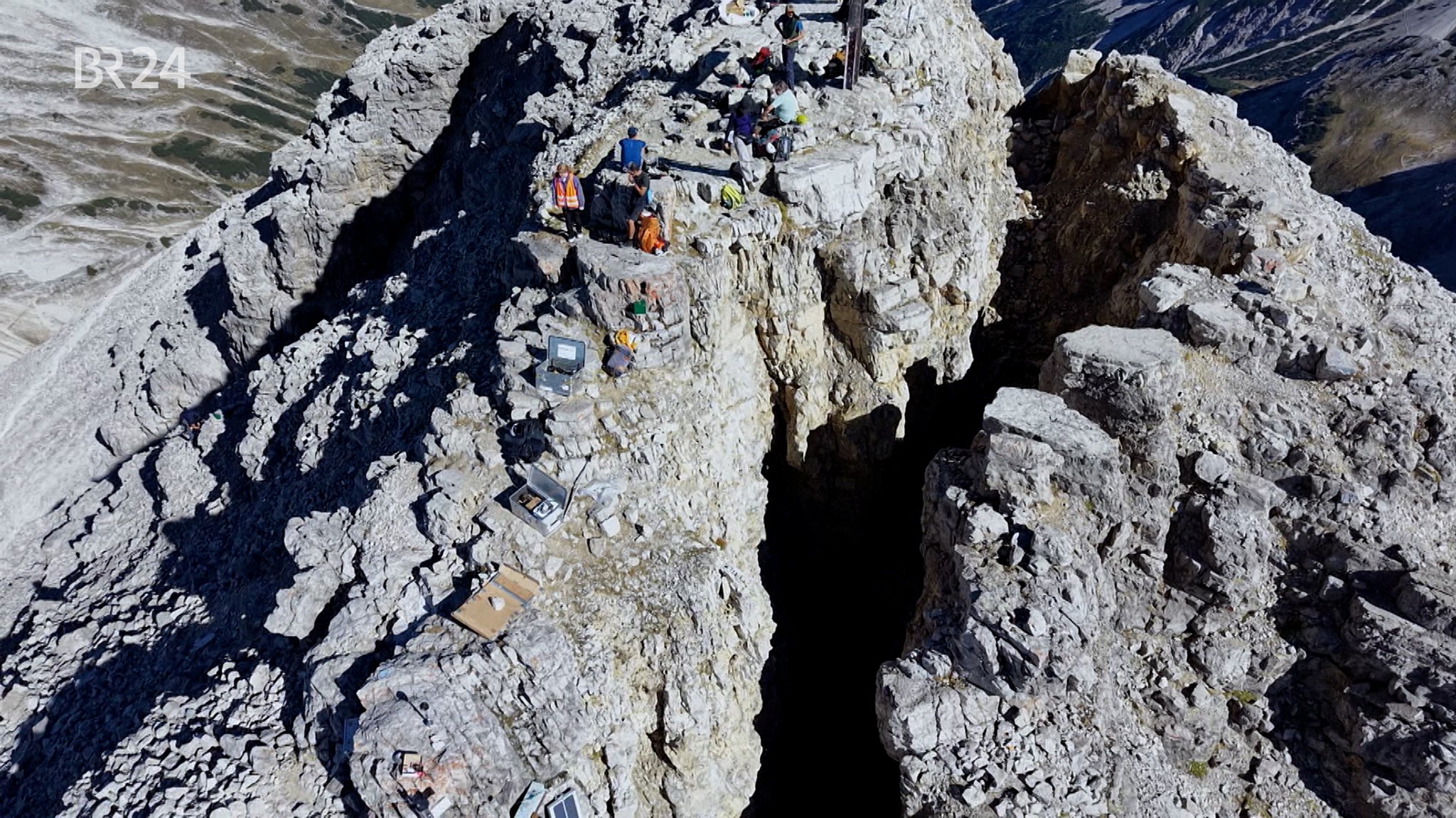 Felsspalte wird über kurz oder lang die Hälfte des 2.592 m hohen Hochvogels in den Allgäuer Alpen abtrennen | Bild: BR Felsspalte wird über kurz oder lang die Hälfte des 2.592 m hohen Hochvogels in den Allgäuer Alpen abtrennen