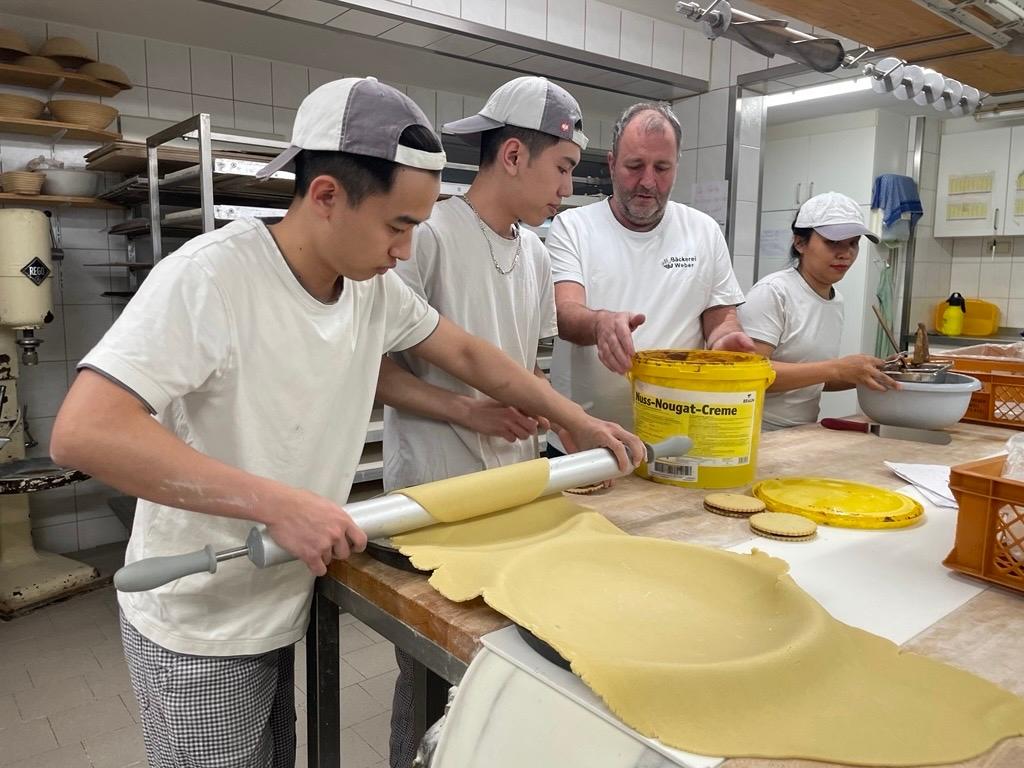 Vietnamesen gegen Lehrlingsmangel: Brezen backen fern der Heimat
