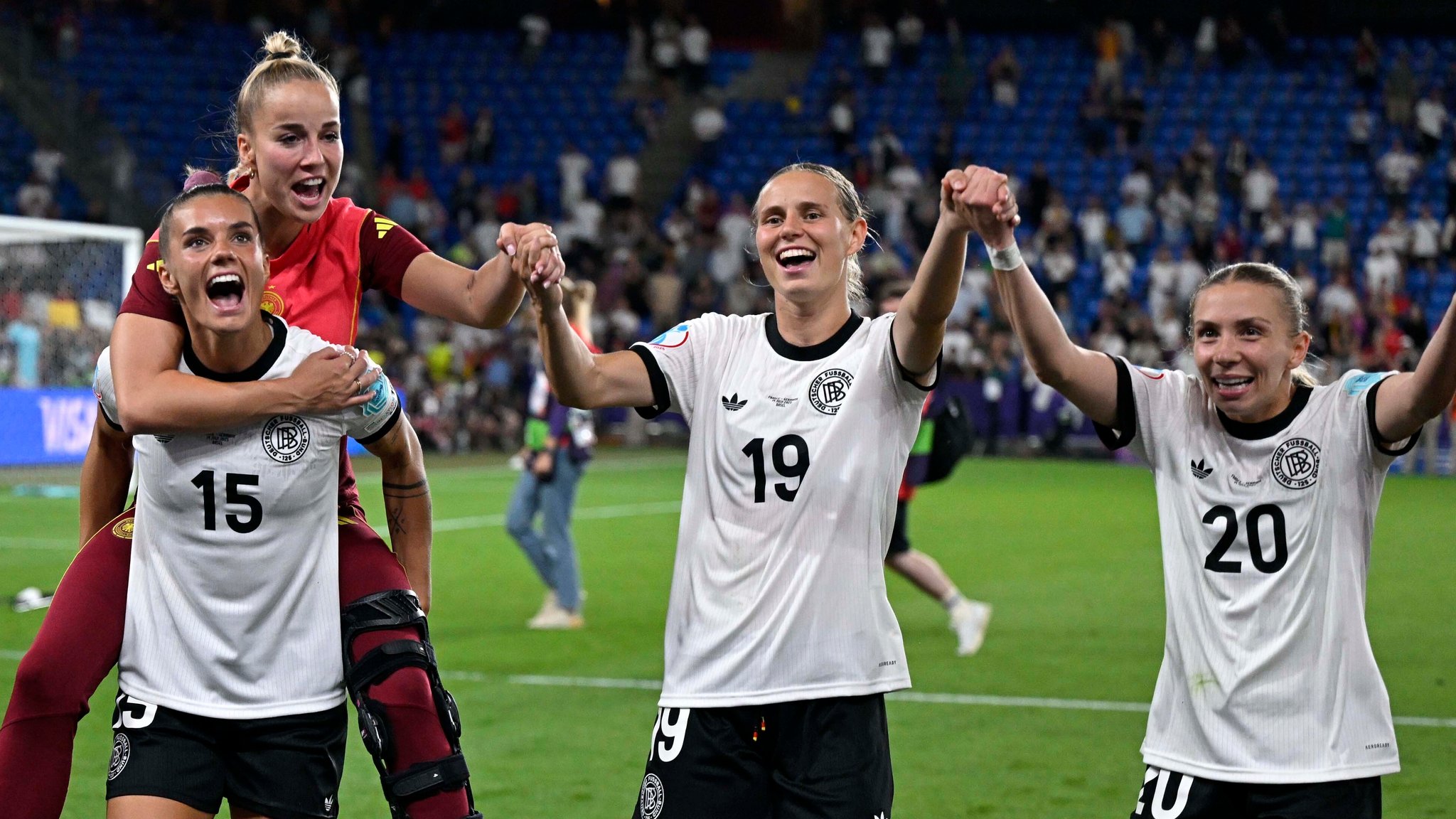 Die DFB-Frauen feiern den Einzug ins EM-Halbfinale und bekommen nun Unterstützung ihrer männlichen Kollegen.