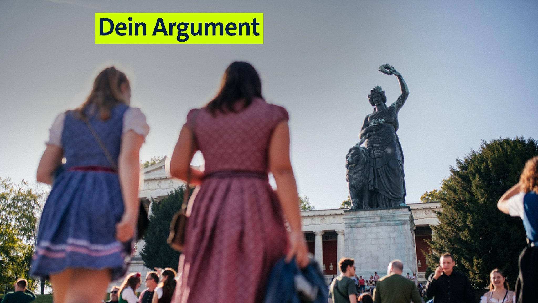 Die Bavaria mit zwei Frauen im Dirndl im Vordergrund (Archivbild).