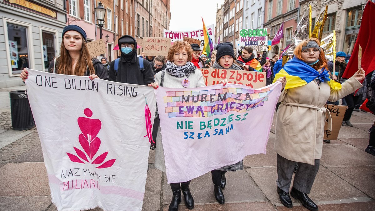 Demonstranten mit Transparenten von Feministinnen, Abtreibungsbefürwortern und Anti-Russland-gegen-Ukraine-Kriegsfahnen in Gdansk, Polen.