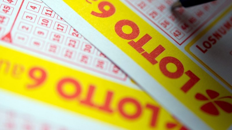 Ein Mann füllt einen Lottoschein aus. | Bild: dpa-Bildfunk/Inga Kjer Ein Mann füllt einen Lottoschein aus.