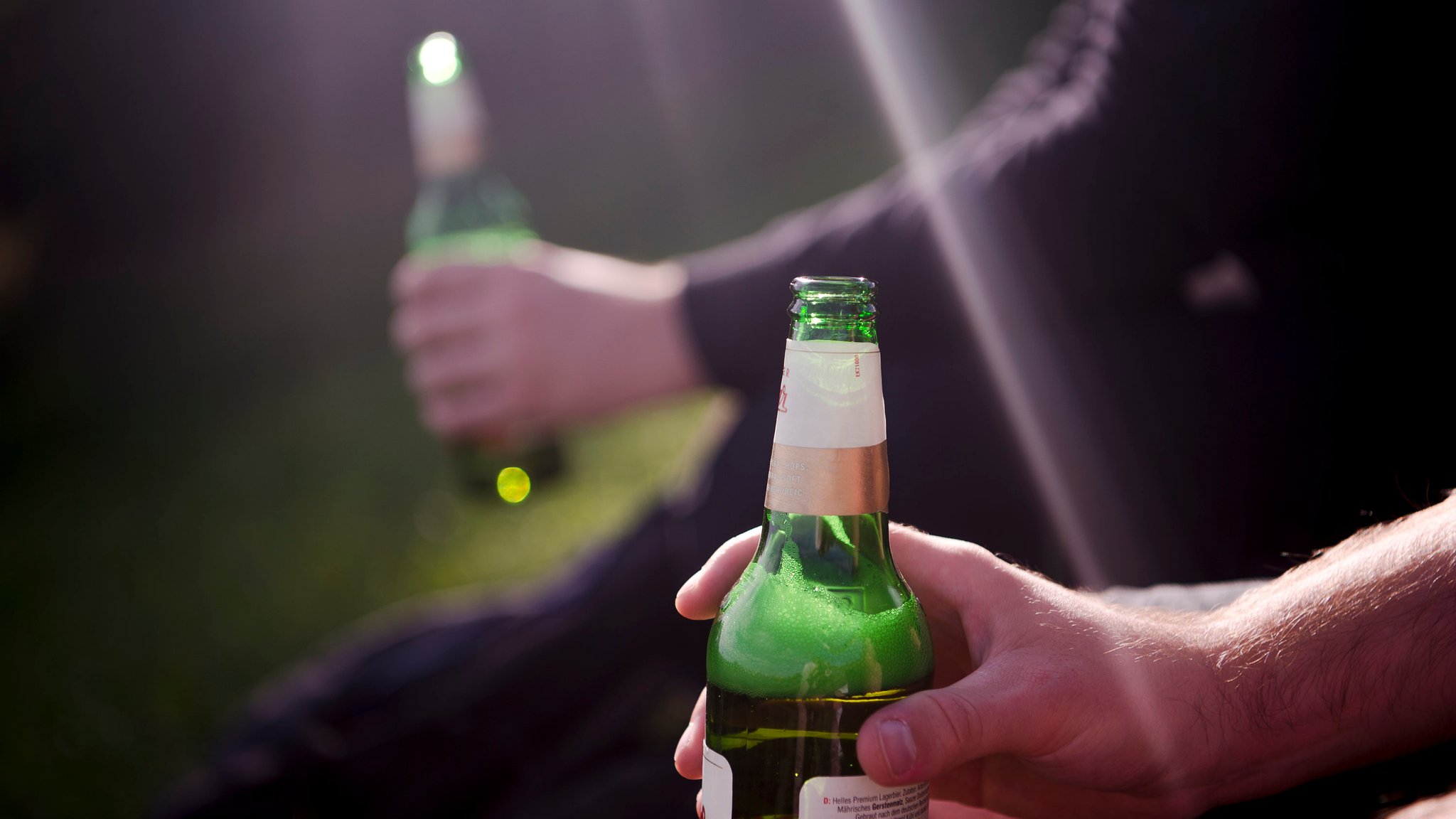 Zwei Männer sitzen und trinken Bier.